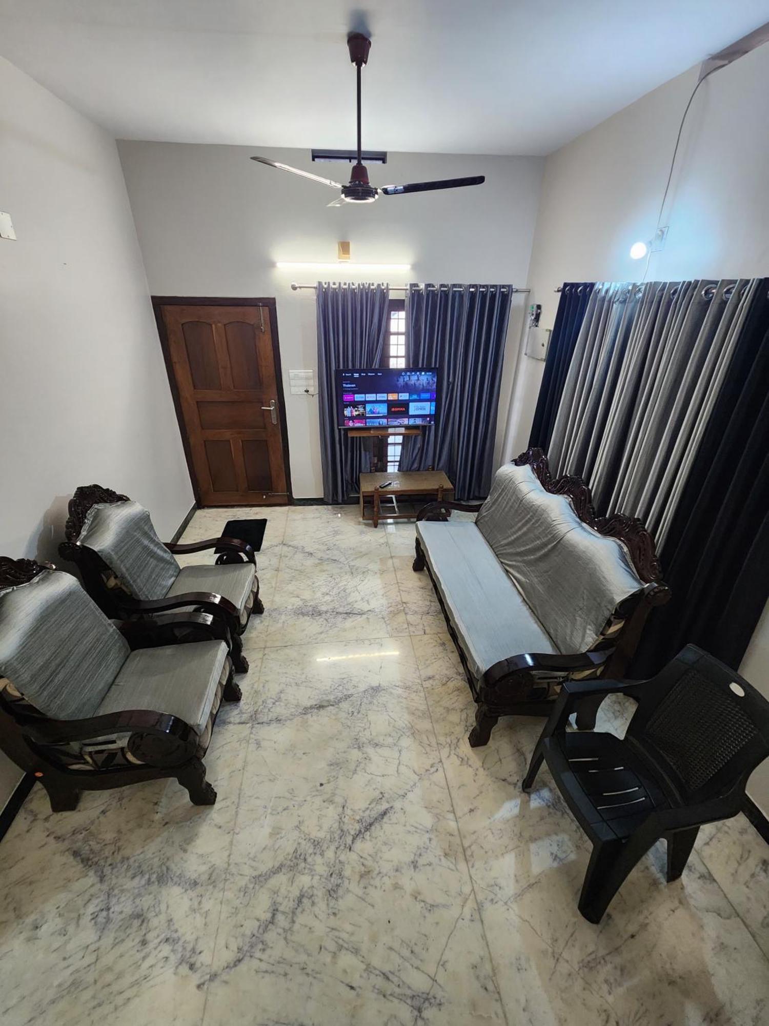 Budget Home Kochi Buitenkant foto