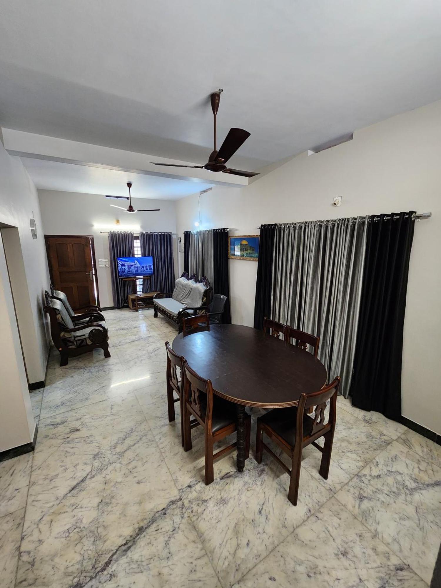 Budget Home Kochi Buitenkant foto