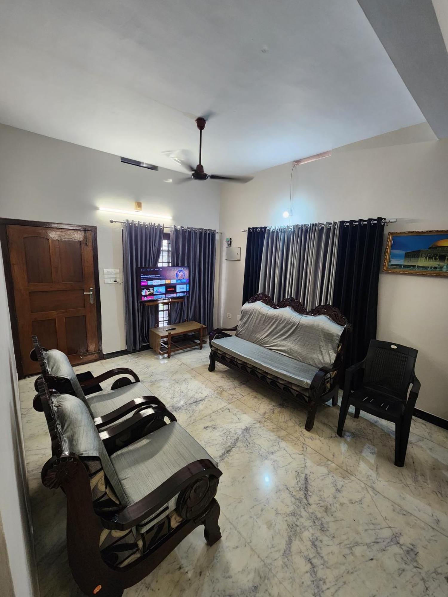 Budget Home Kochi Buitenkant foto